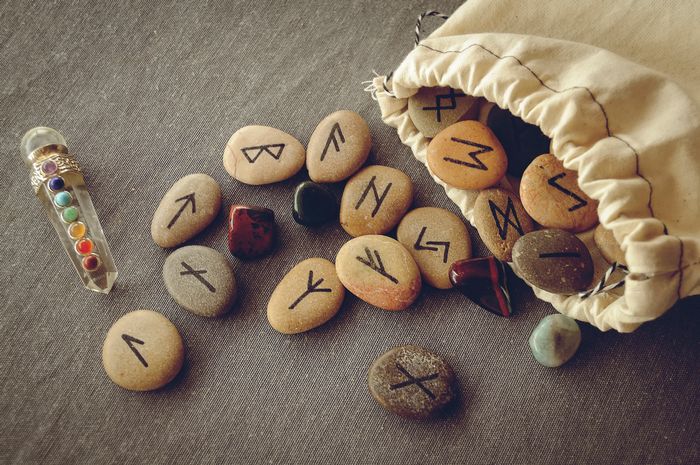 Мешочек с камнями на которых нарисованы руны