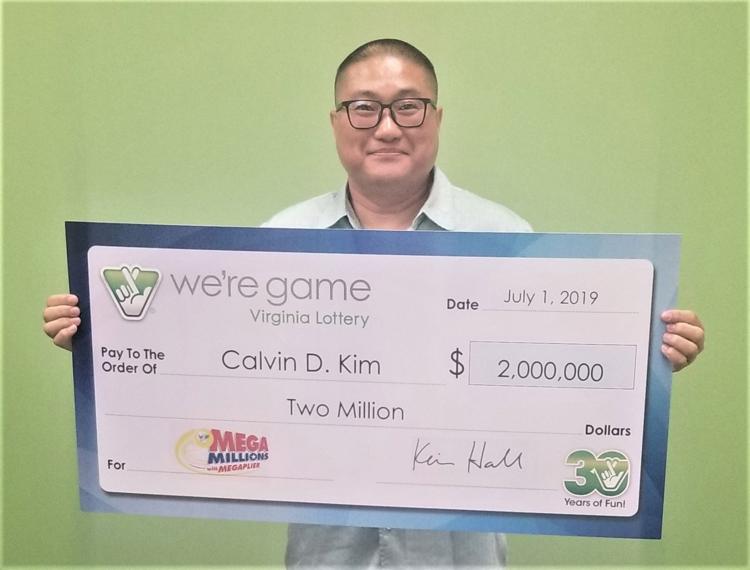 Кэлвин Ким держит в руках чек на два миллиона долларов